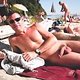 Вуайерист, сексуальные обнаженные тинки играют вместе на общественном пляже